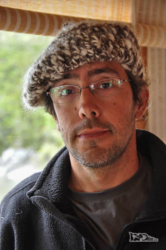 Fantasiado de chileno patagônico na balsa entre Rio Bravo e Puerto Yungay, a caminho de Cochrane, no sul da Carretera Austral, no Chile